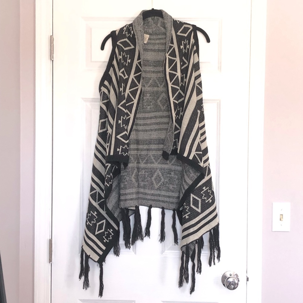 Black and White Geometric Print Vest
